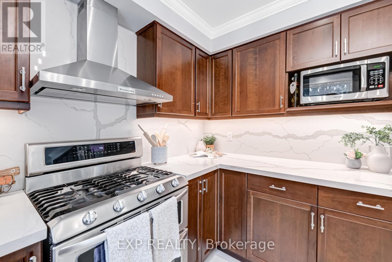 Photo 13 of 891 Leslie Valley Drive, Newmarket ON