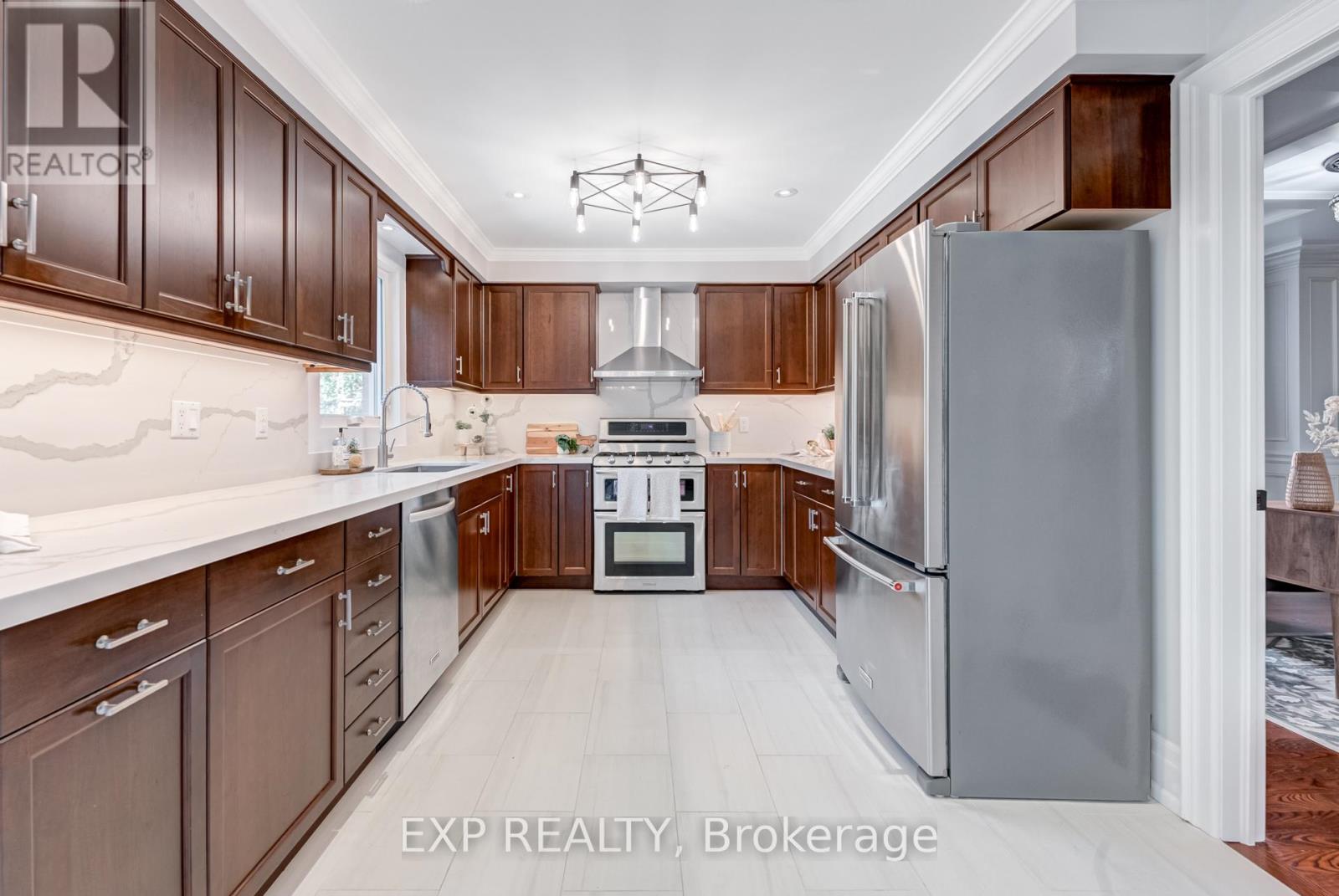 Photo 10 of 891 Leslie Valley Drive, Newmarket ON