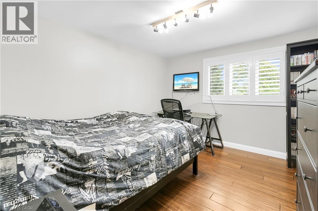 Photo 24 of 20 Blue Spruce Court, Kitchener ON