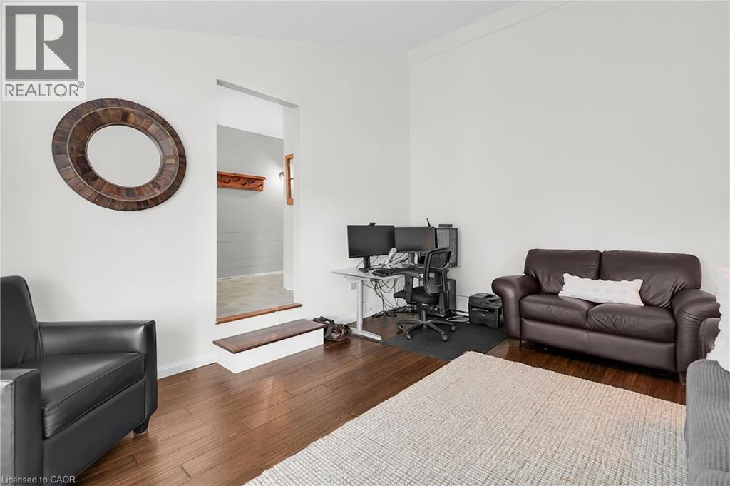 Photo 6 of 20 Blue Spruce Court, Kitchener ON