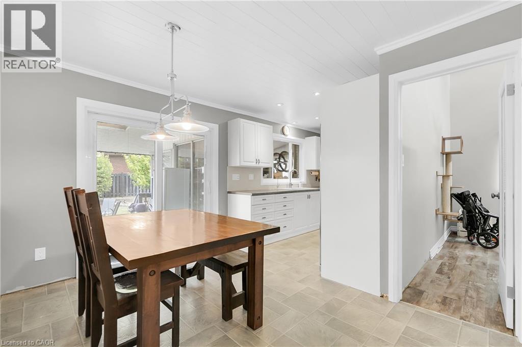 Photo 8 of 20 Blue Spruce Court, Kitchener ON