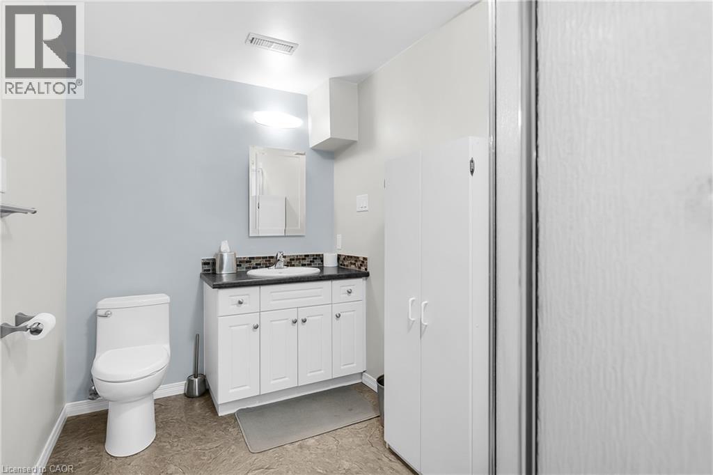 Photo 32 of 20 Blue Spruce Court, Kitchener ON