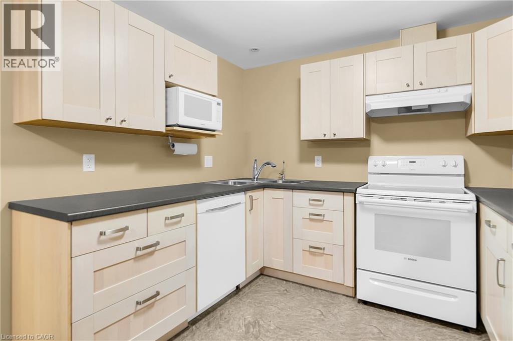 Photo 37 of 20 Blue Spruce Court, Kitchener ON