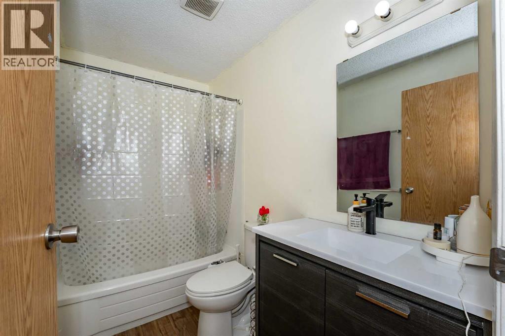 Single Family House for Sale in  Erin Ridge Road SE Erin Woods Calgary 