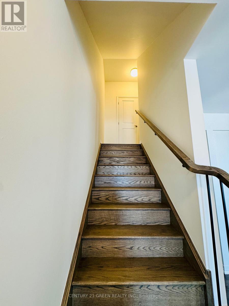 Photo 4 of 16 Timber Falls Drive, Brampton ON