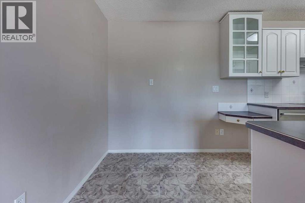 Photo 8 of 312 5330 47 Avenue, Red Deer AB