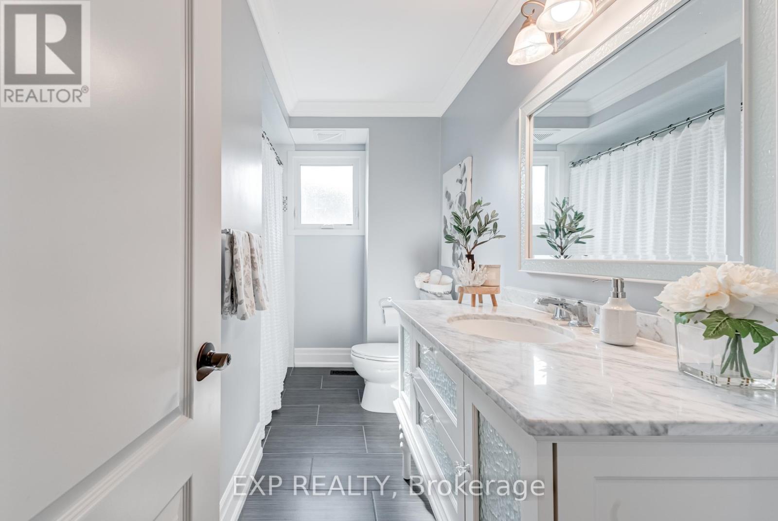 Photo 33 of 891 Leslie Valley Drive, Newmarket ON