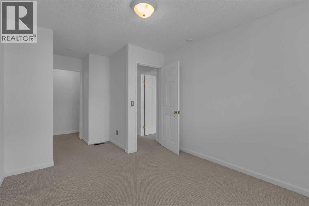 Single Family House 4 Level for Sale in  Woodfield Green SW Woodbine Calgary 