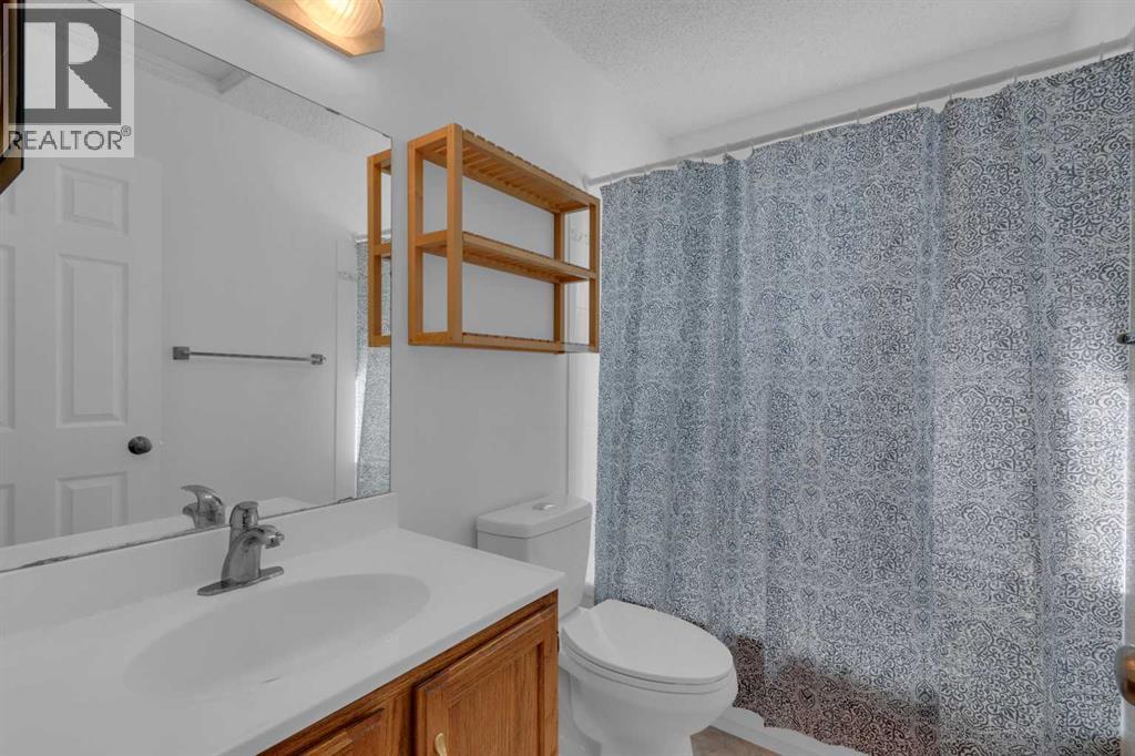 Single Family House 4 Level for Sale in  Woodfield Green SW Woodbine Calgary 