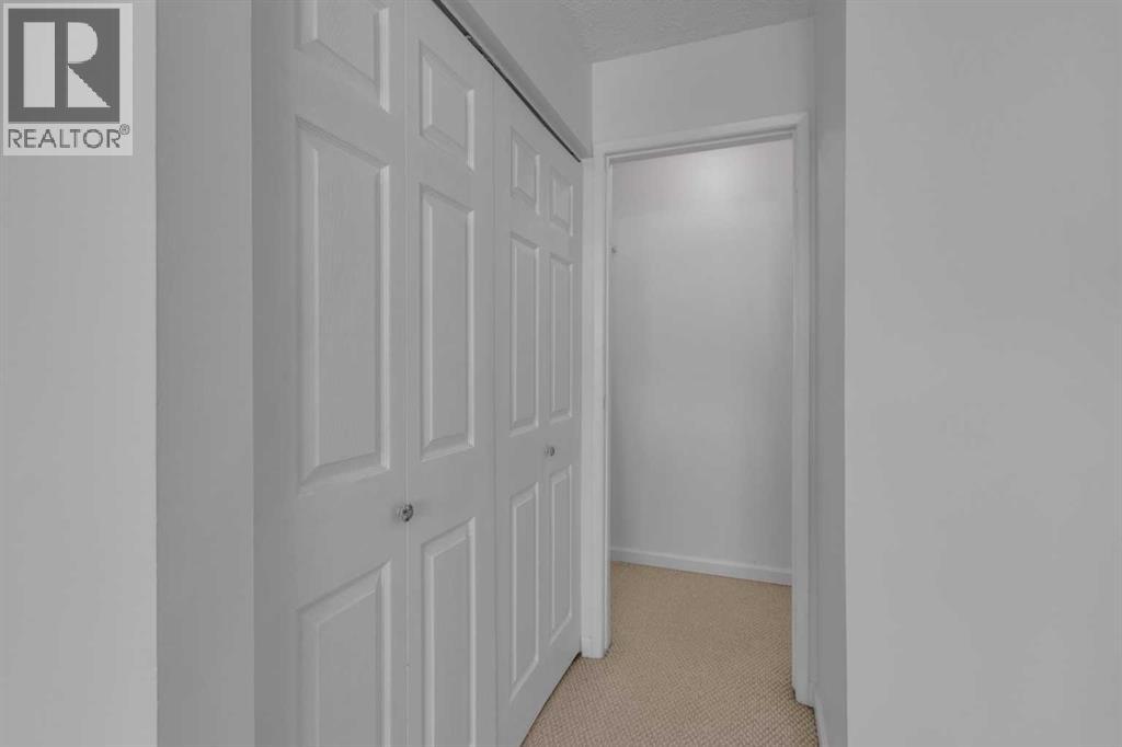 Single Family House 4 Level for Sale in  Woodfield Green SW Woodbine Calgary 