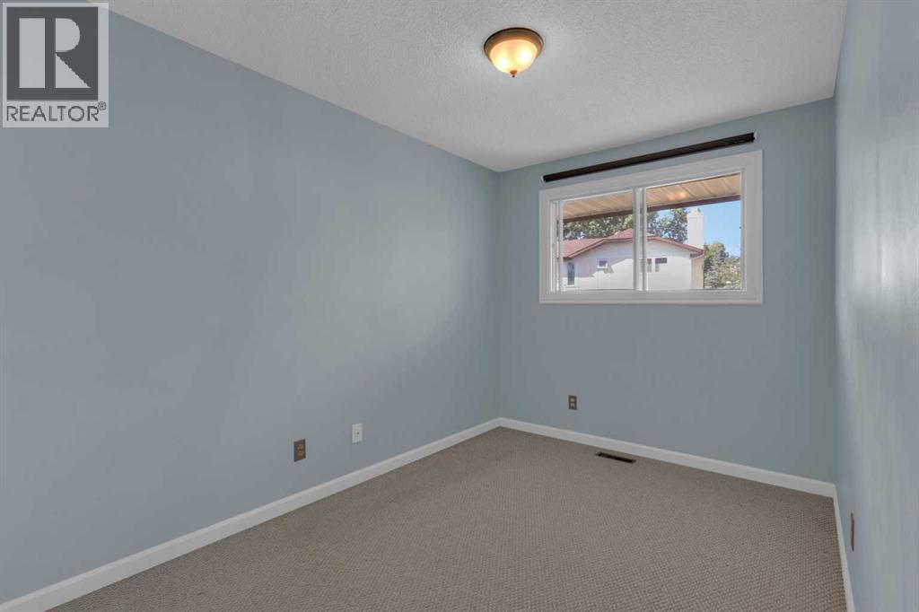 Single Family House 4 Level for Sale in  Woodfield Green SW Woodbine Calgary 