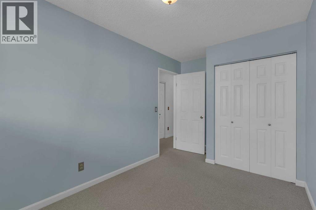Single Family House 4 Level for Sale in  Woodfield Green SW Woodbine Calgary 