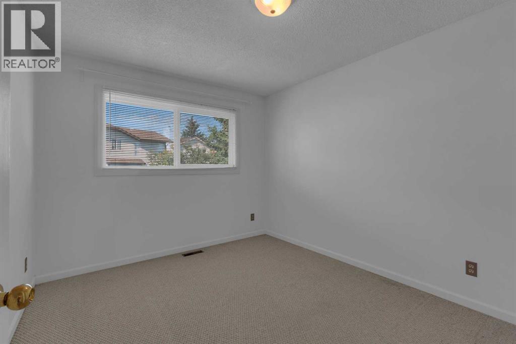 Single Family House 4 Level for Sale in  Woodfield Green SW Woodbine Calgary 