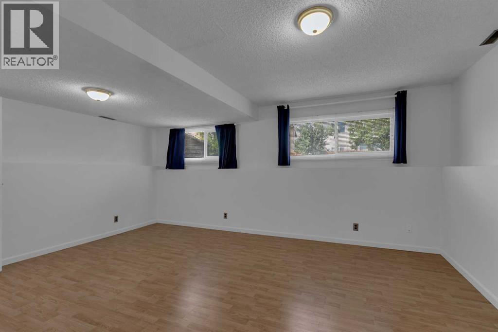 Single Family House 4 Level for Sale in  Woodfield Green SW Woodbine Calgary 
