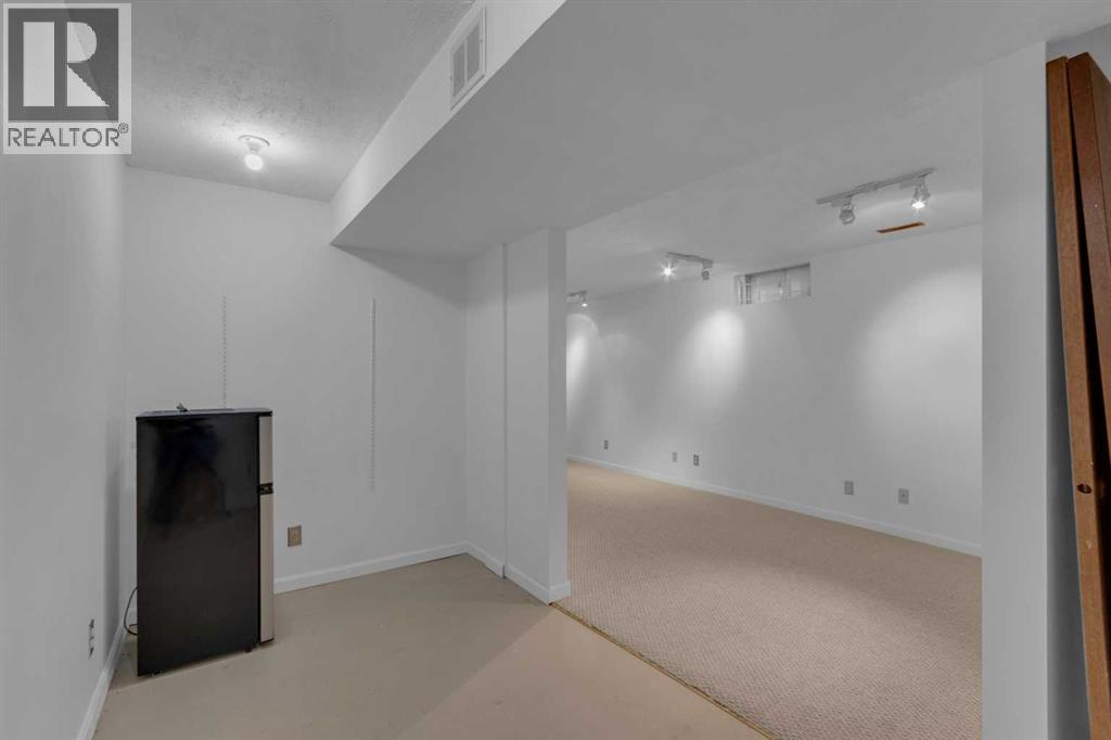 Single Family House 4 Level for Sale in  Woodfield Green SW Woodbine Calgary 
