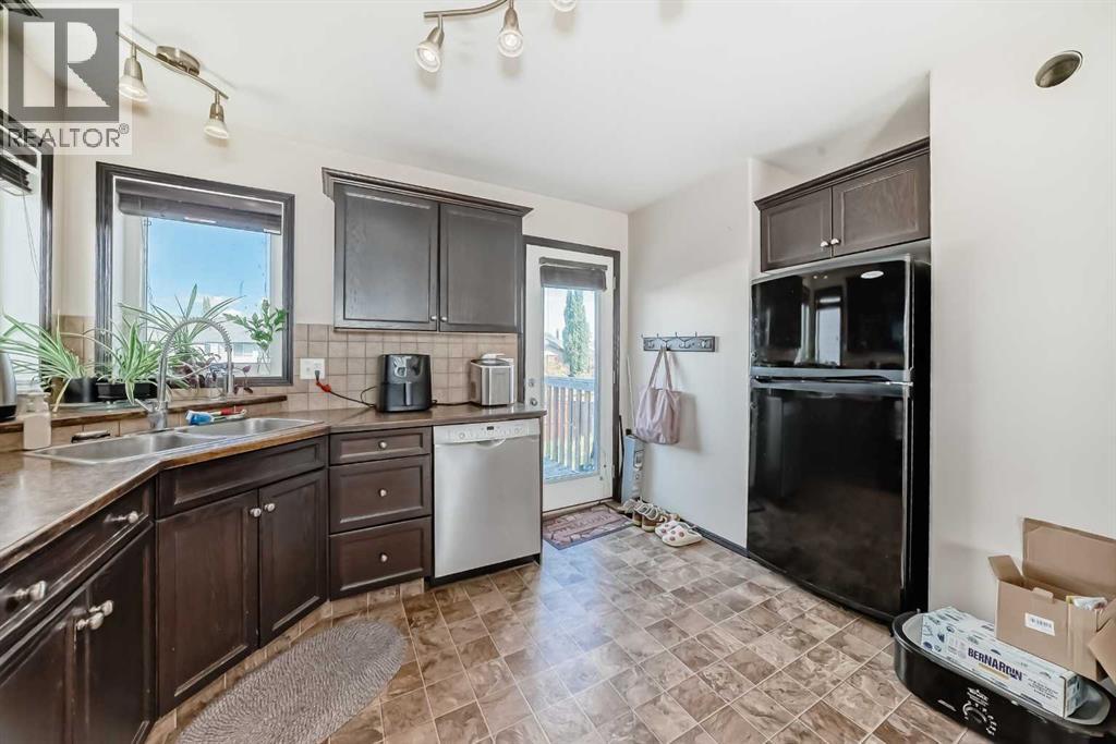 Photo 7 of 16 Wilkinson Circle, Sylvan Lake AB