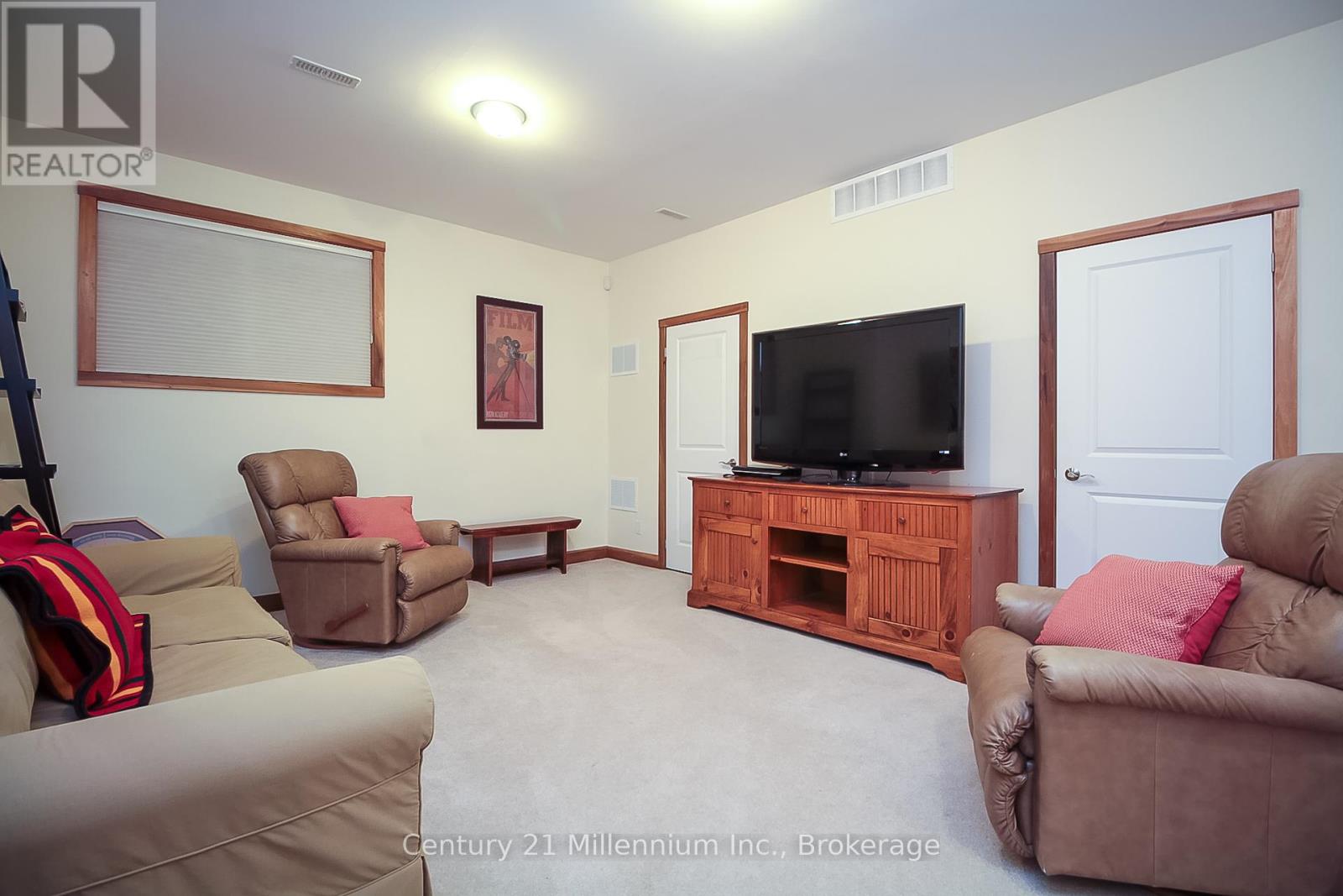 Photo 5 of 7 104 Farm Gate Road, Blue Mountains ON