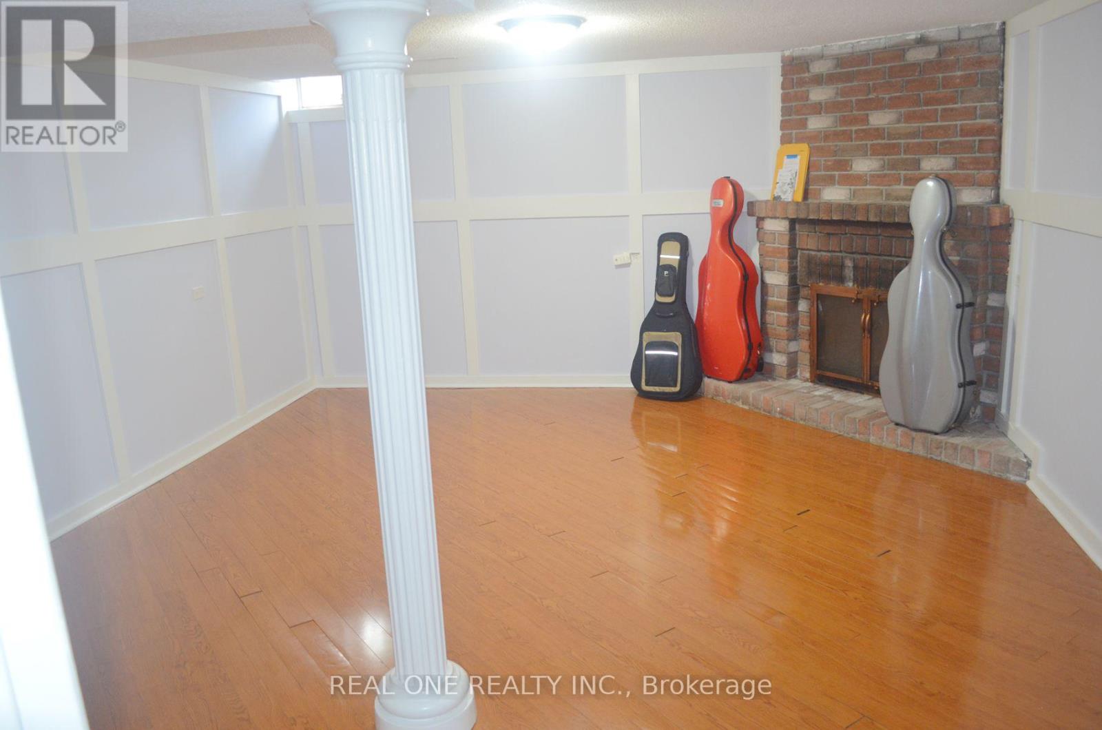 Photo 11 of 93 Pale Moon Crescent, Toronto ON