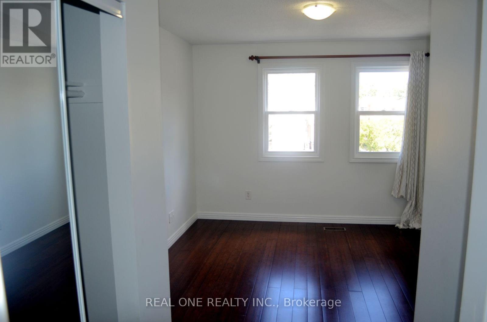 Photo 10 of 93 Pale Moon Crescent, Toronto ON