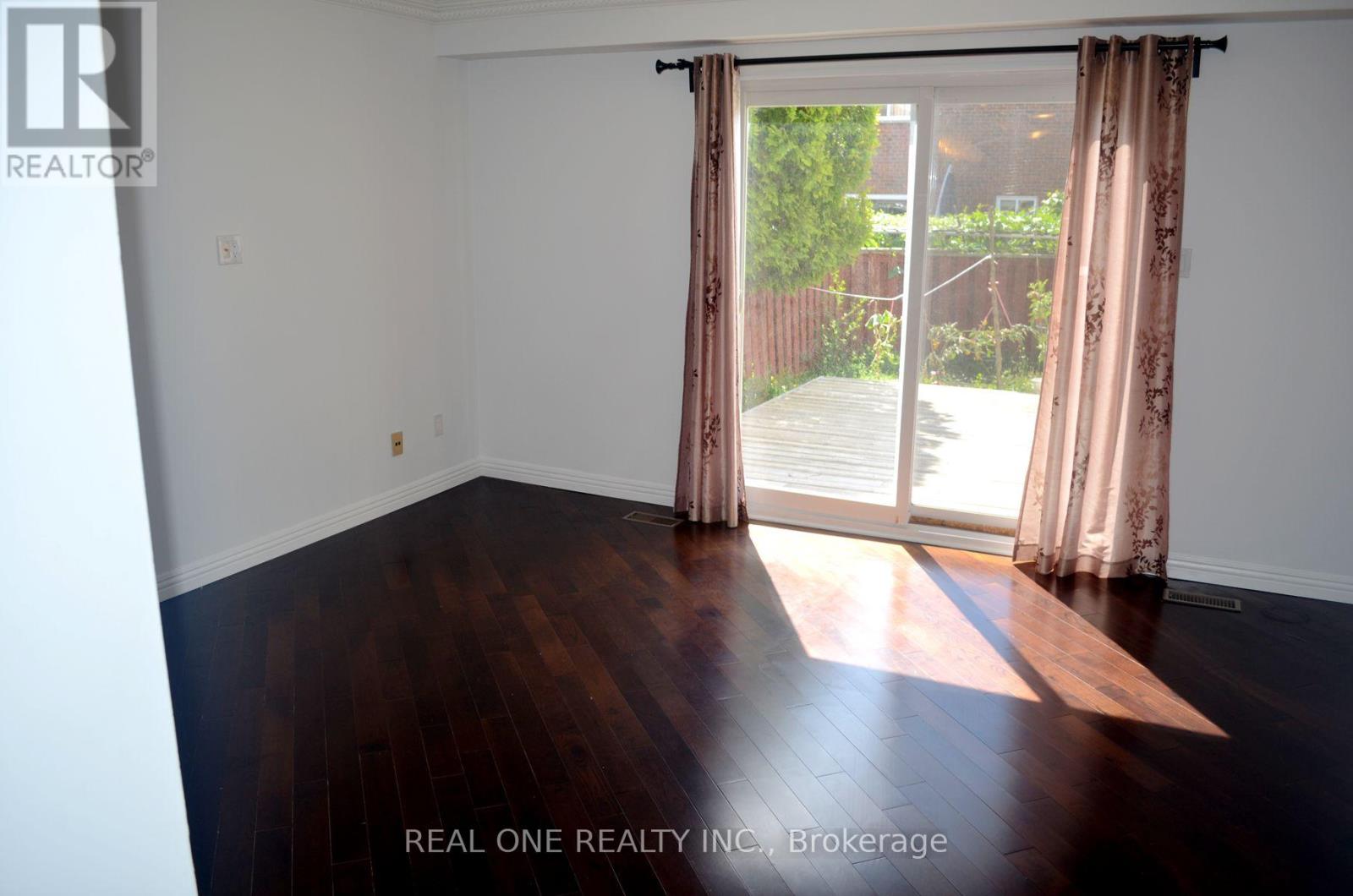 Photo 4 of 93 Pale Moon Crescent, Toronto ON