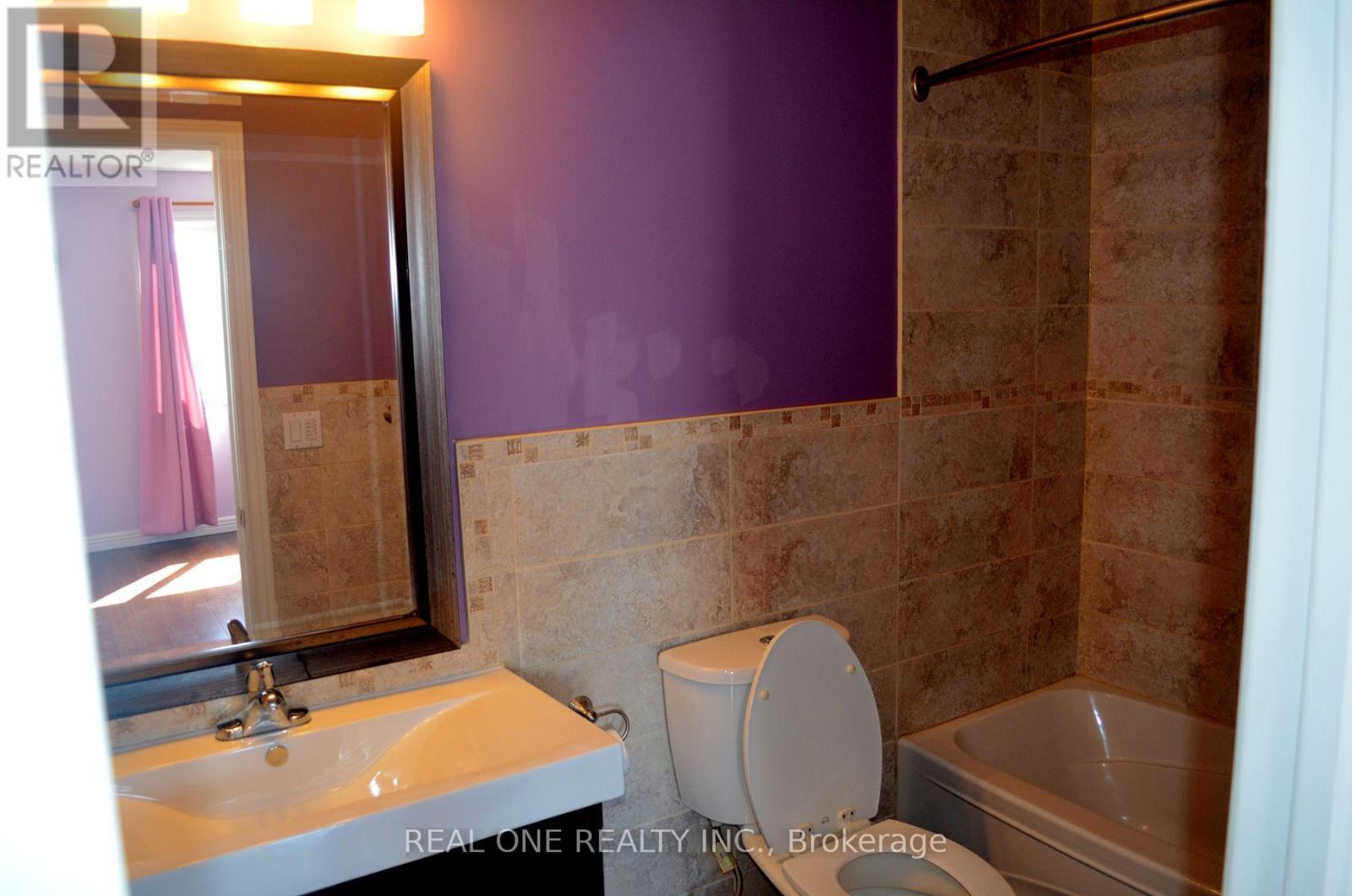 Photo 7 of 93 Pale Moon Crescent, Toronto ON