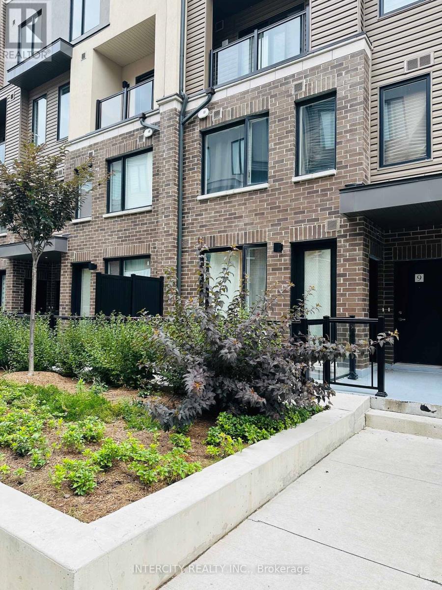 Photo 3 of 3409 Ridgeway Drive, Mississauga ON