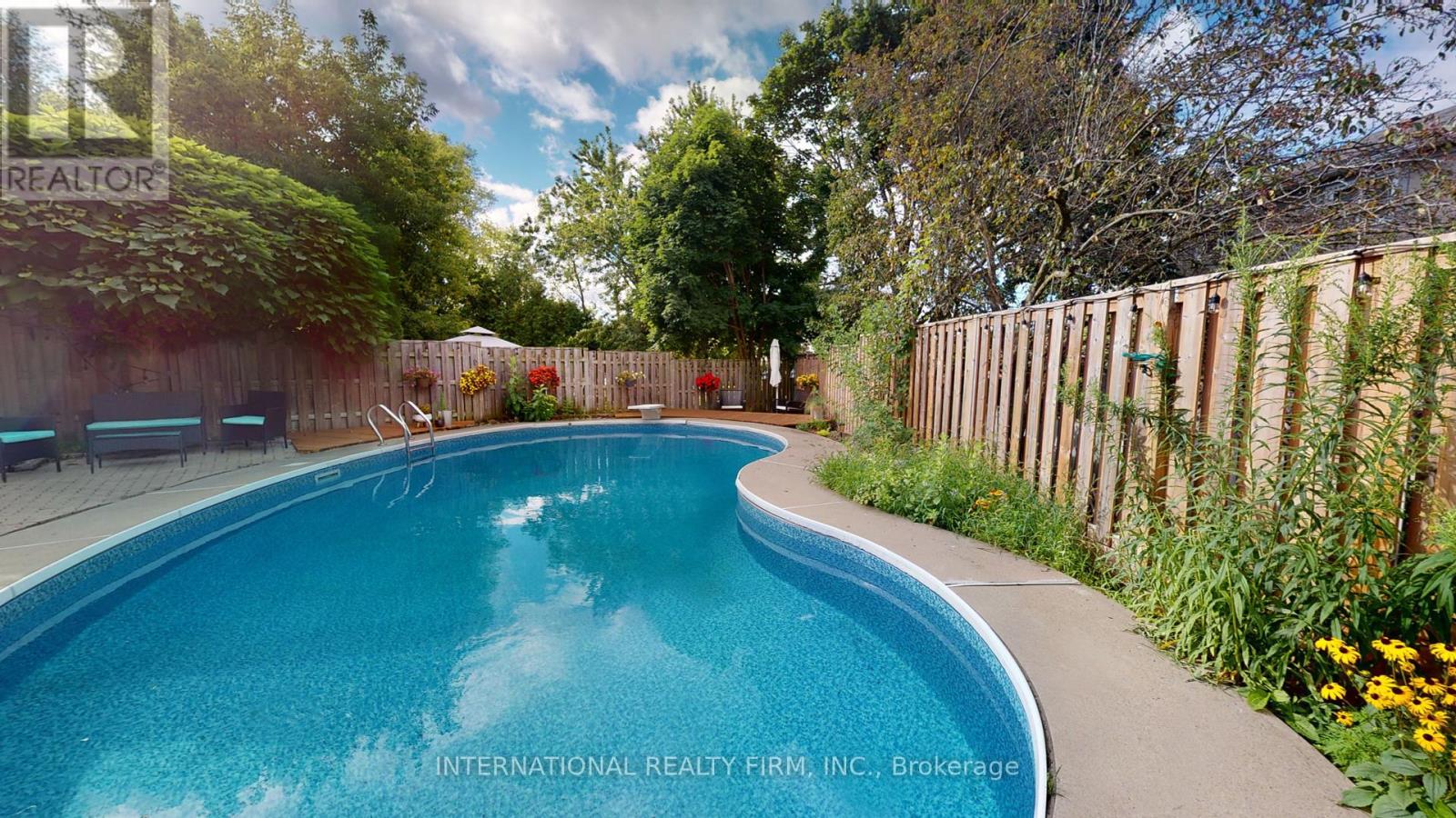 Photo 13 of 19 Lillooet Crescent S, Richmond Hill ON