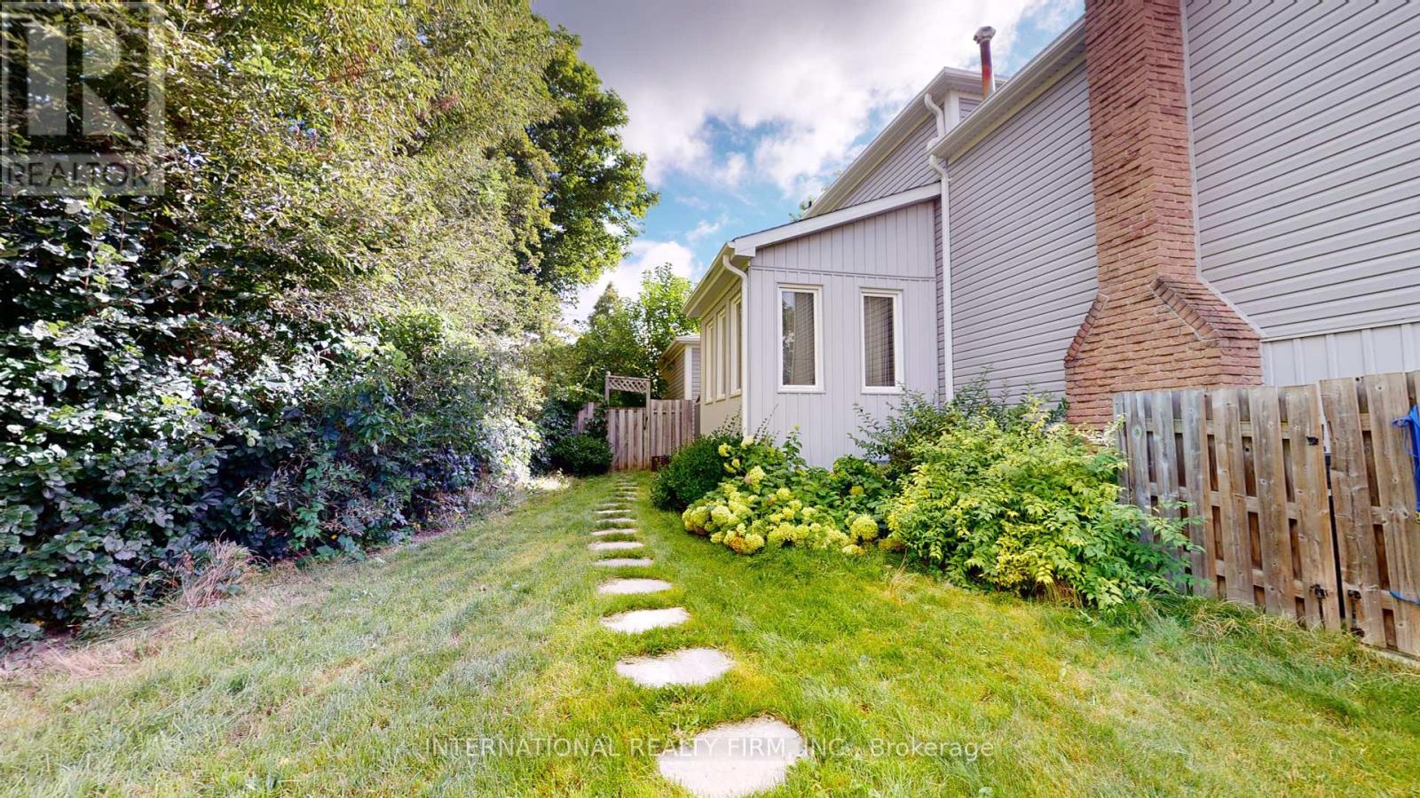 Photo 15 of 19 Lillooet Crescent S, Richmond Hill ON