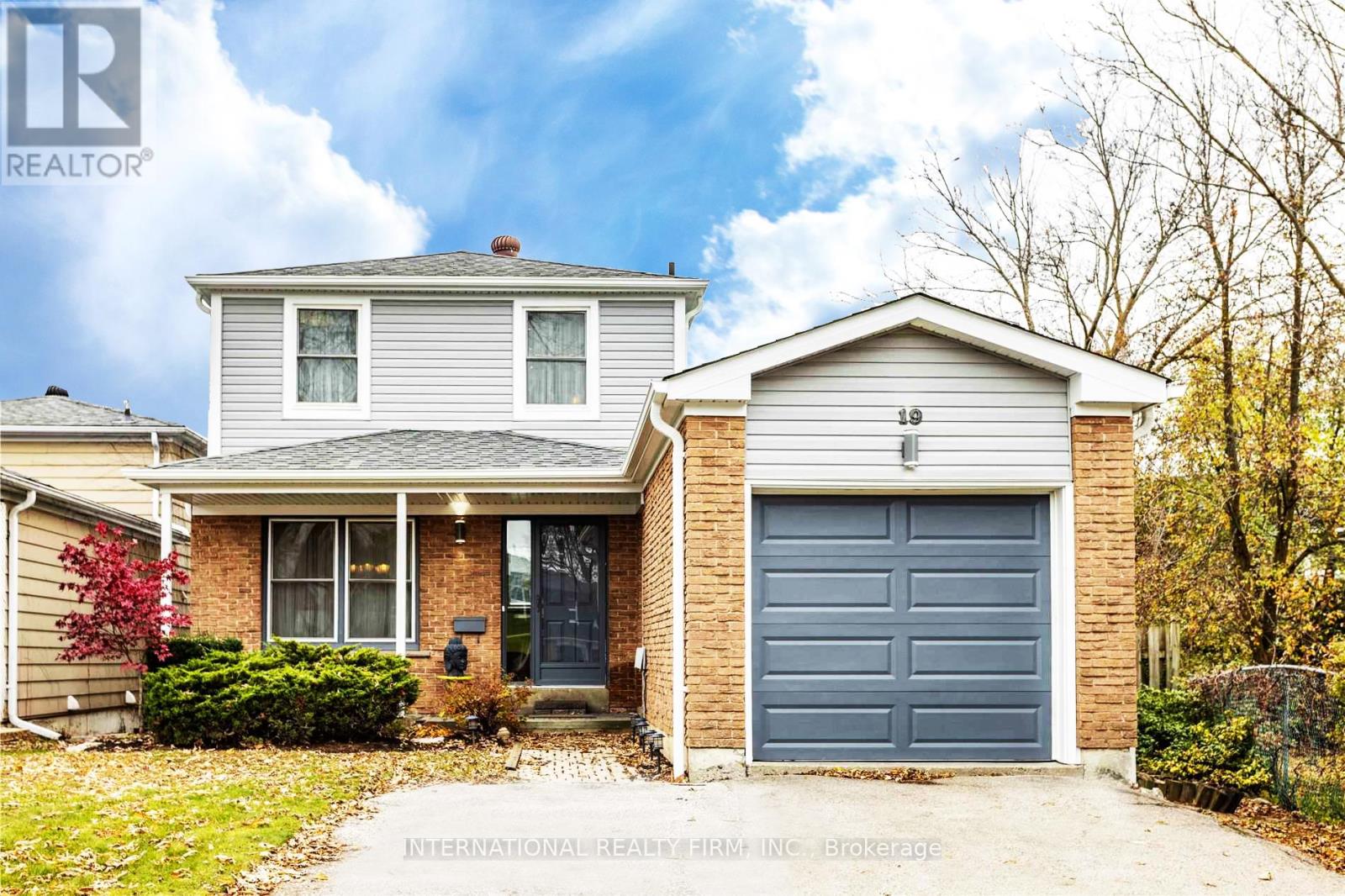 Photo 2 of 19 Lillooet Crescent S, Richmond Hill ON