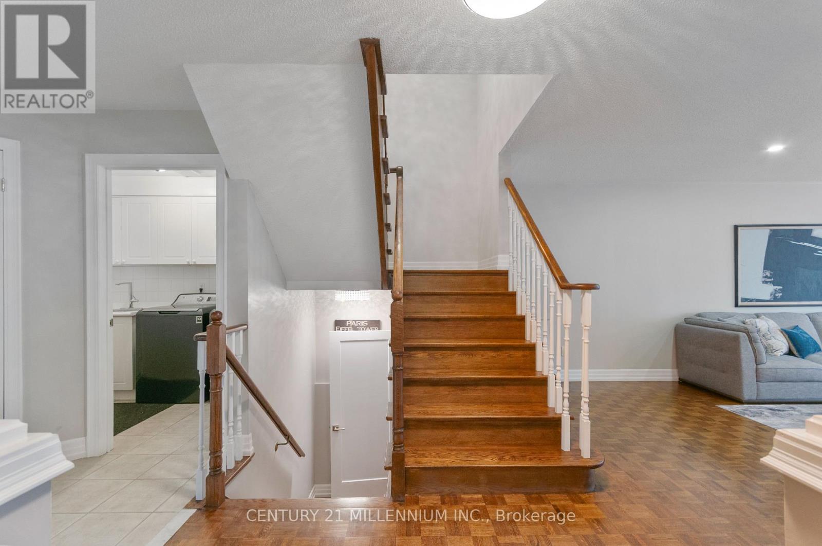 Photo 2 of 286 Royalpark Way, Vaughan ON