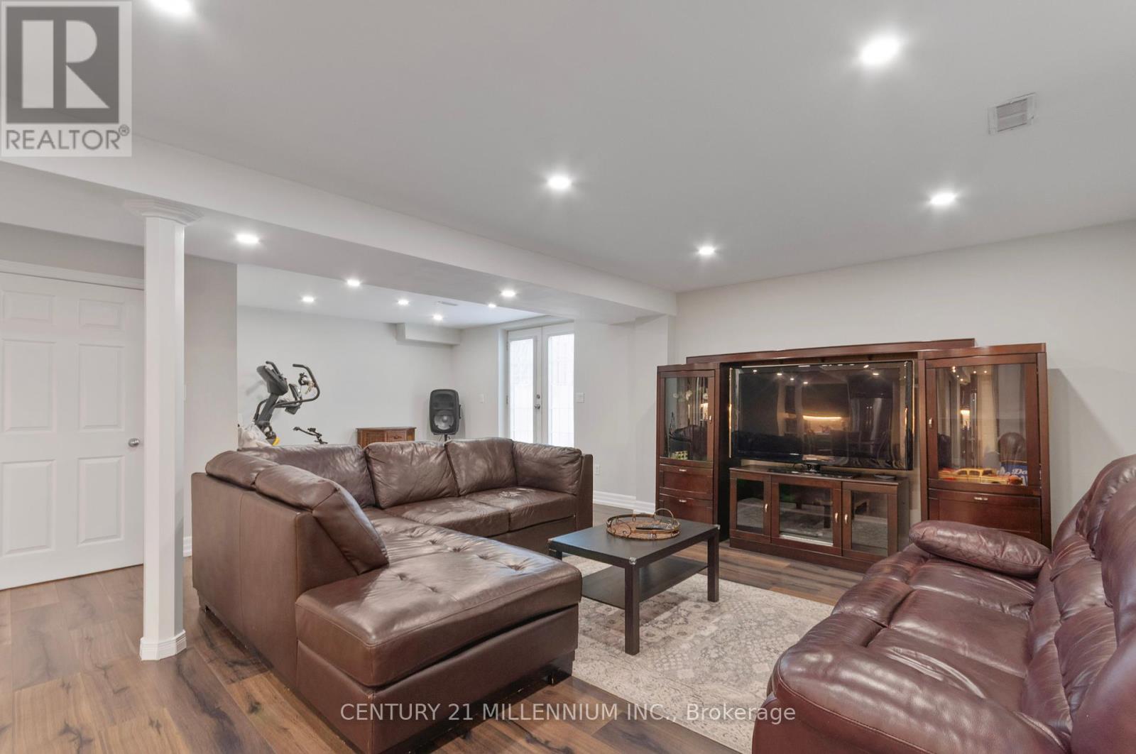 Photo 17 of 286 Royalpark Way, Vaughan ON