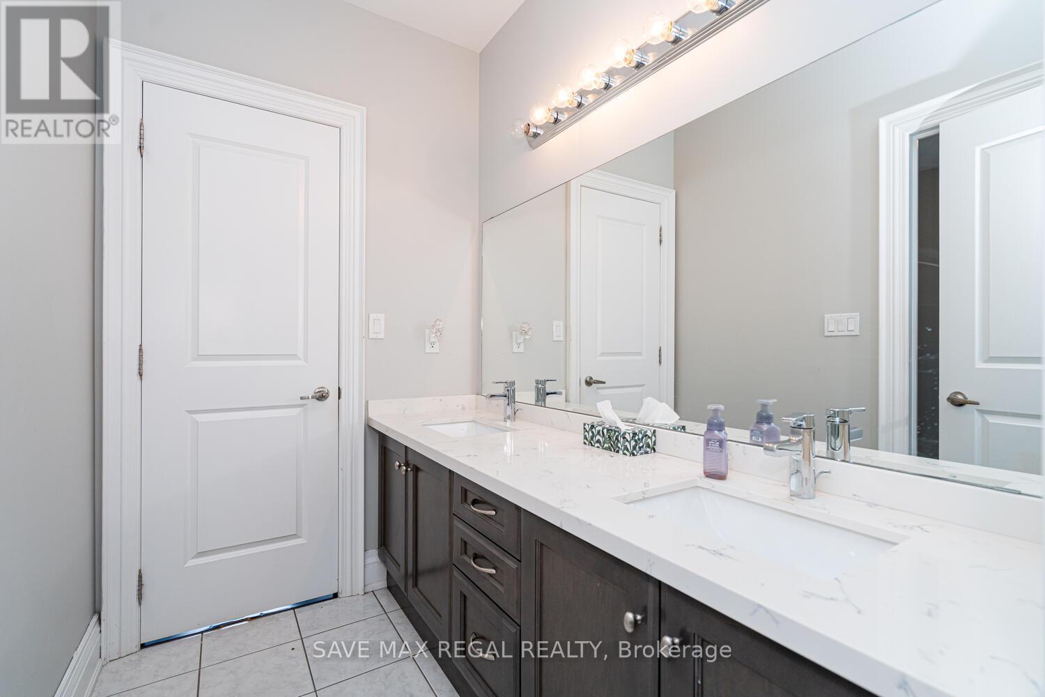 Photo 11 of 376 Torrey Pines Road, Vaughan ON