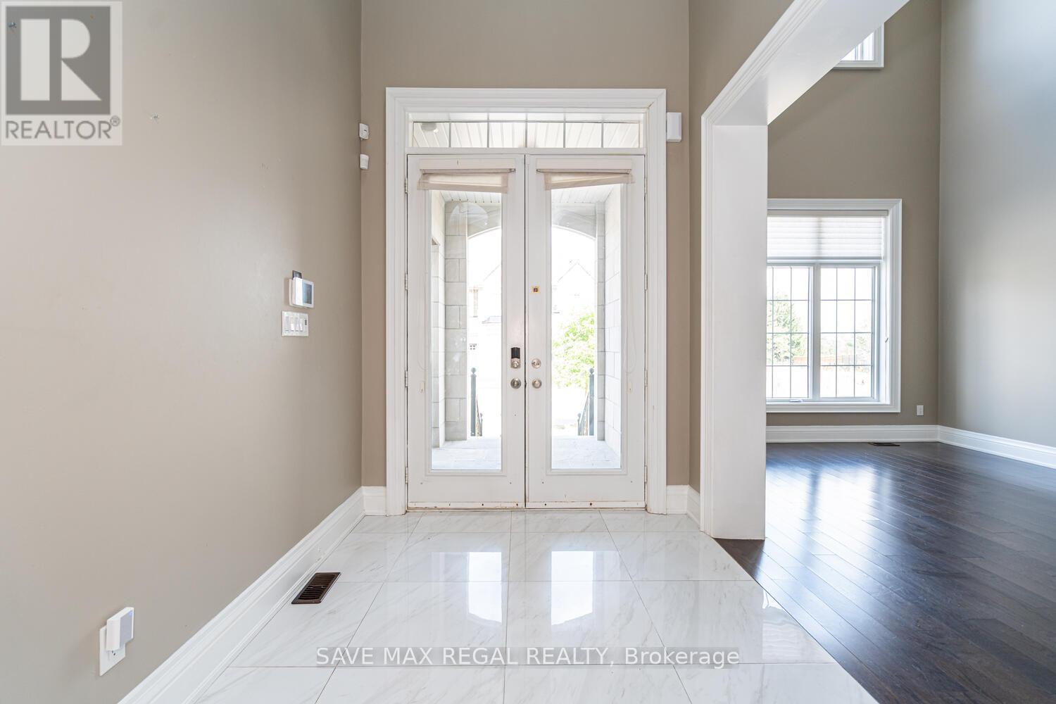 Photo 4 of 376 Torrey Pines Road, Vaughan ON