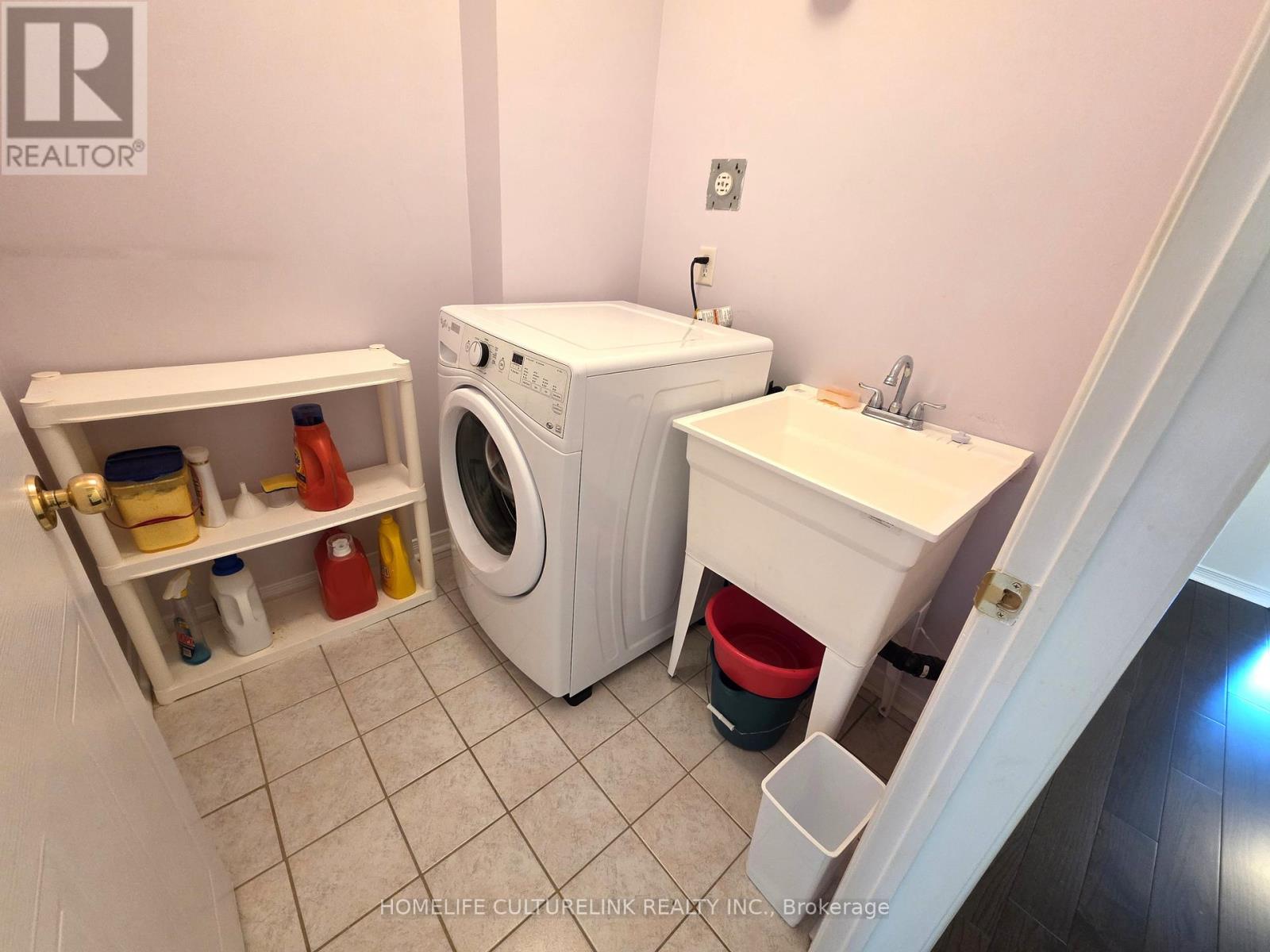 Photo 14 of 813 Sandhurst Circle, Toronto ON