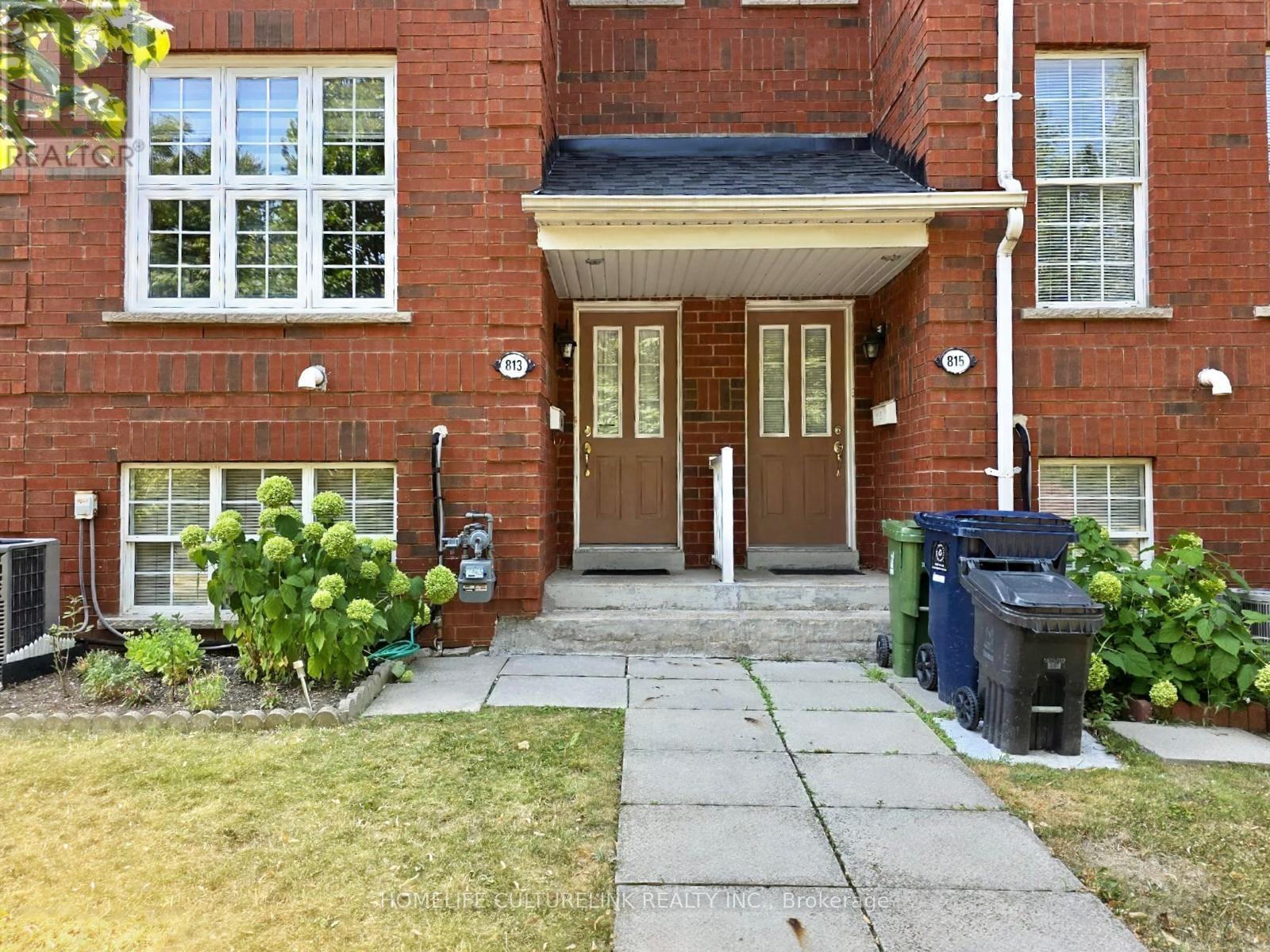Photo 2 of 813 Sandhurst Circle, Toronto ON