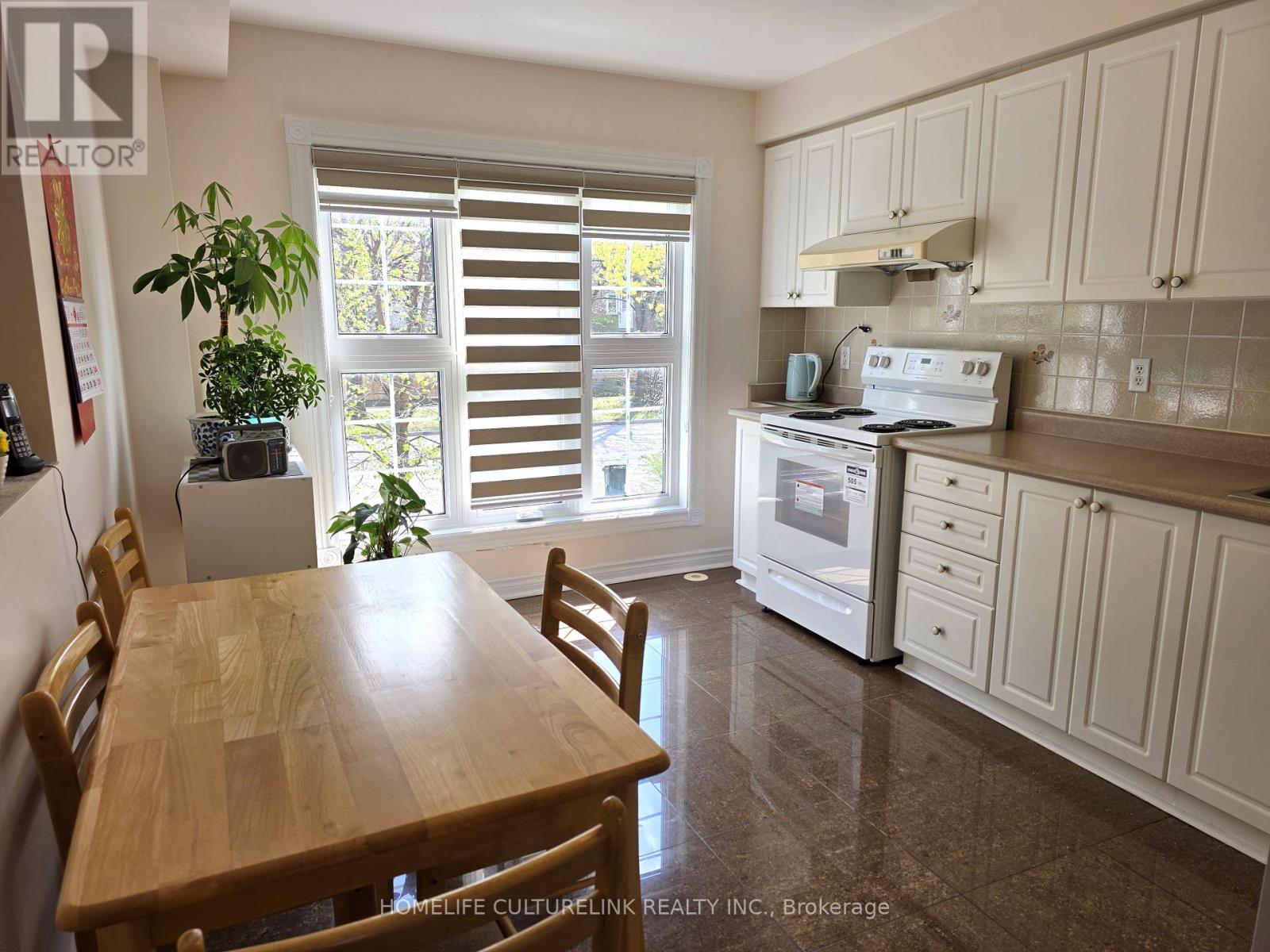 Photo 4 of 813 Sandhurst Circle, Toronto ON