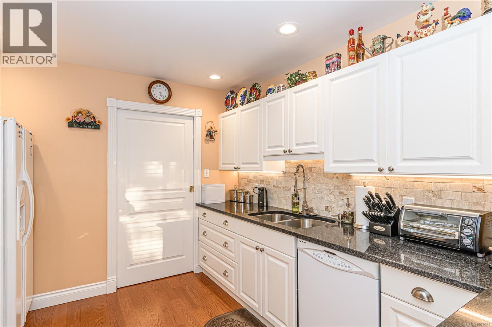 Photo 17 of 8 520 Marsett Pl, Saanich BC