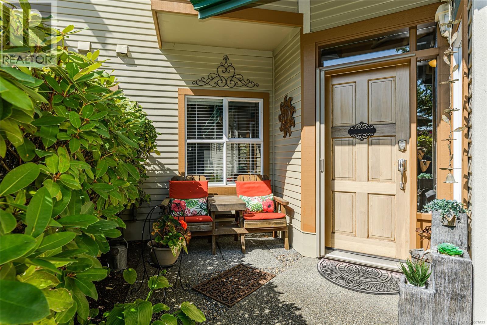 Photo 2 of 8 520 Marsett Pl, Saanich BC