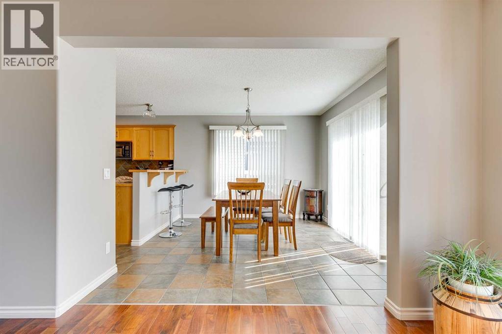 Photo 11 of 270 Westmount Crescent, Okotoks AB