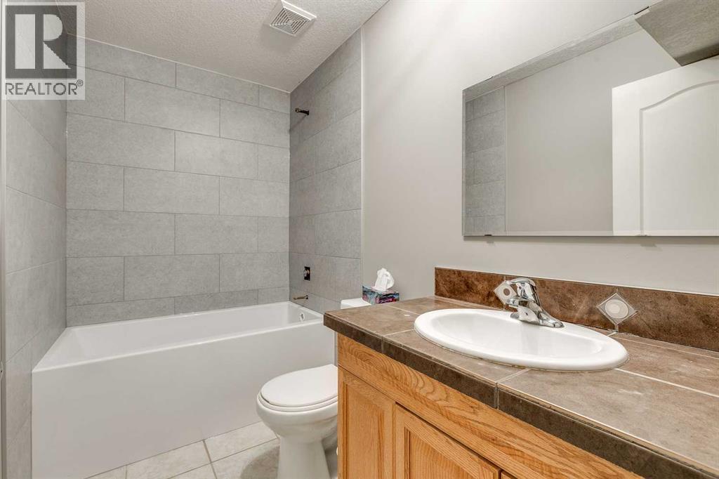 Photo 31 of 270 Westmount Crescent, Okotoks AB