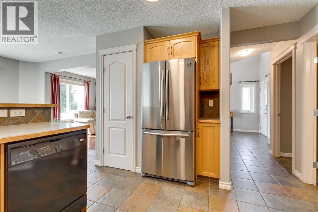 Photo 15 of 270 Westmount Crescent, Okotoks AB