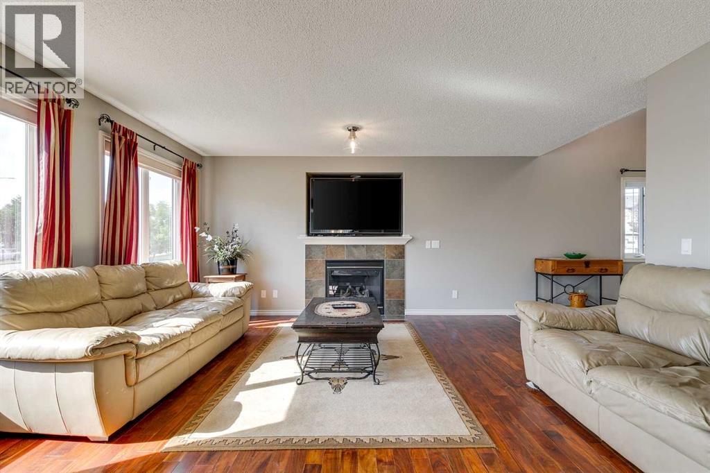 Photo 7 of 270 Westmount Crescent, Okotoks AB