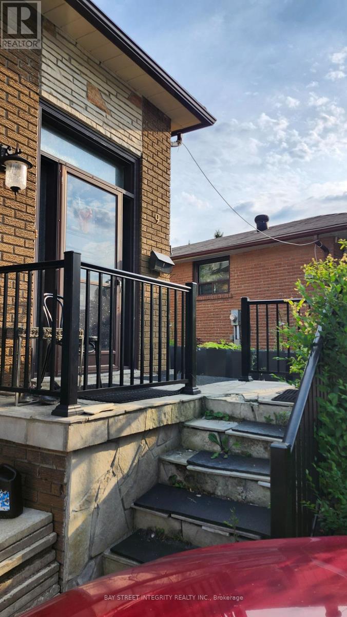 Photo 3 of 9 Mentor Boulevard, Toronto ON