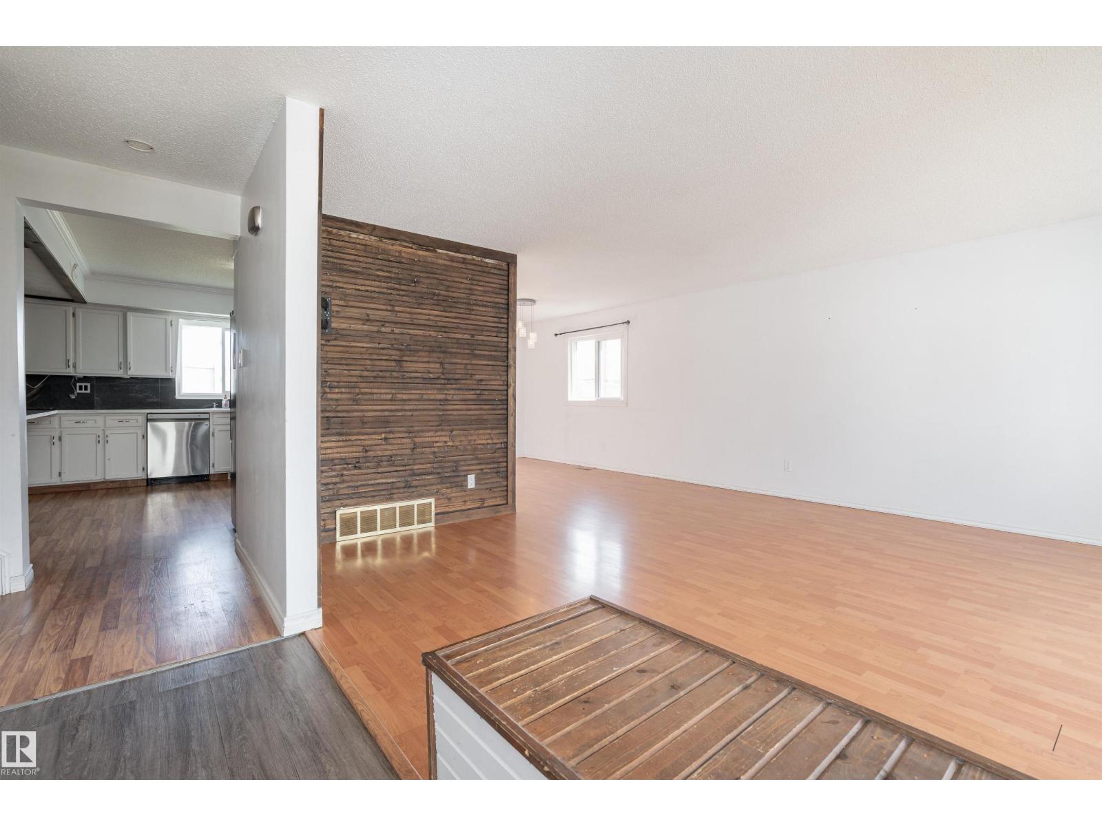 Photo 3 of 17327 101 St Nw, Edmonton AB