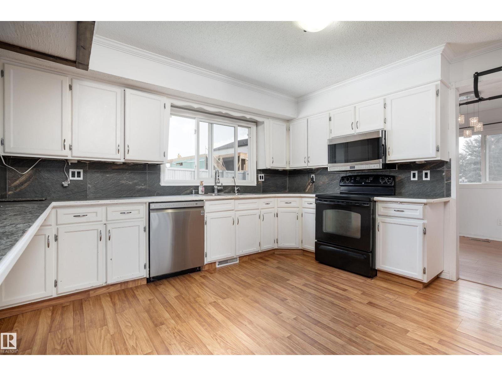 Photo 7 of 17327 101 St Nw, Edmonton AB