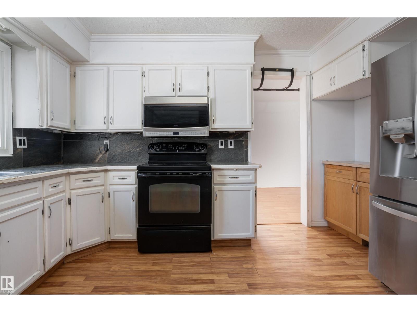 Photo 8 of 17327 101 St Nw, Edmonton AB