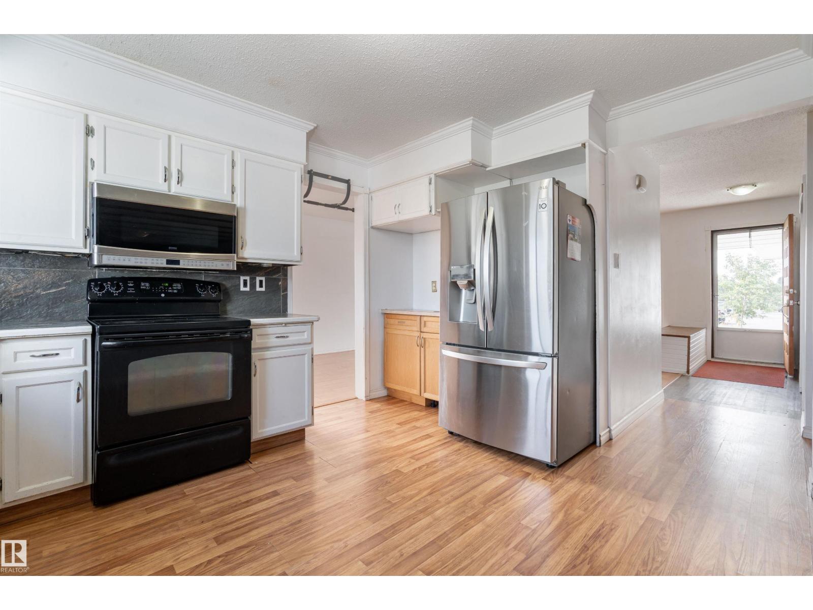 Photo 9 of 17327 101 St Nw, Edmonton AB