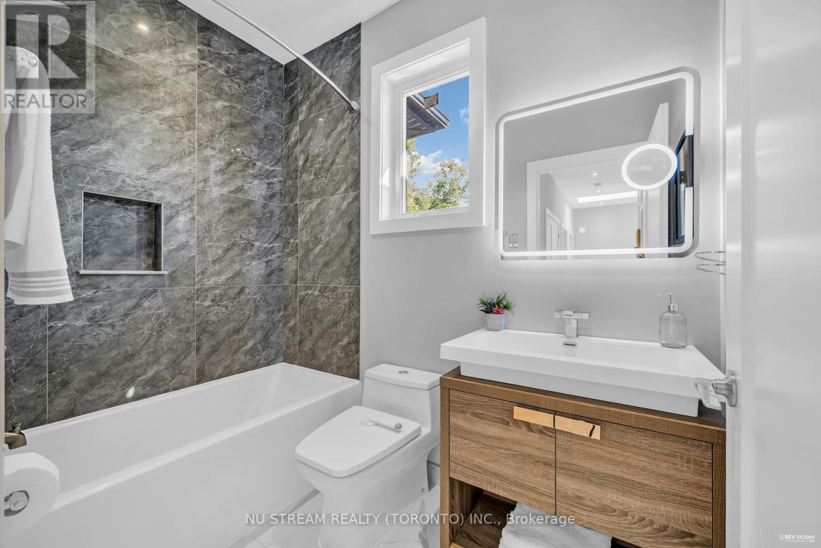 Photo 34 of 4 Westbourne Avenue, Toronto ON