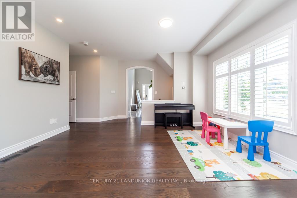 Photo 12 of 70 Prairie Creek Crescent, Brampton ON
