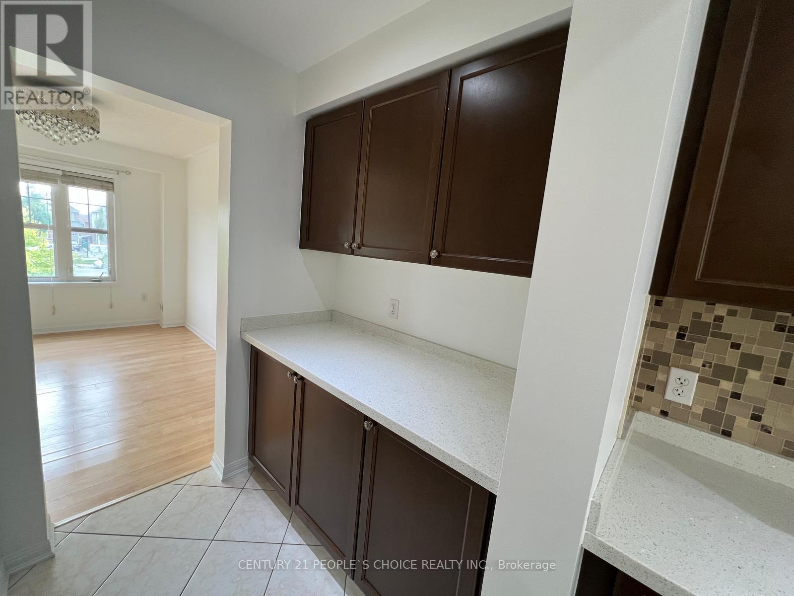 Photo 11 of 15 Lanternlight Lane, Brampton ON